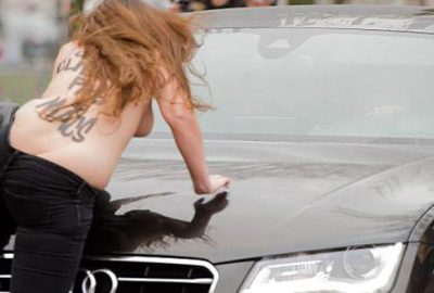 Eski IMF başkanına çıplak protesto