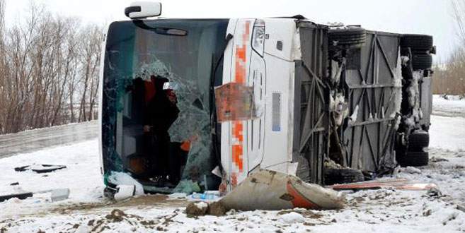 Yolcu otobüsü devrildi: 33 yaralı
