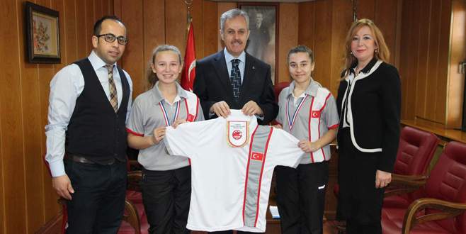 Dünya bu kızları izledi!