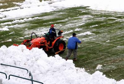 Atatürk Stadı’nda hummalı kar temizliği!