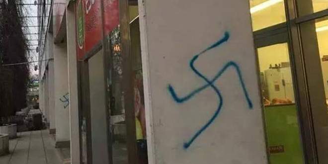 Türklerin işyerlerine Nazi sembolleri çizdiler