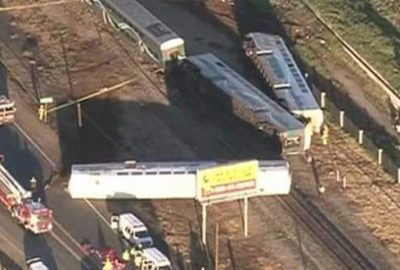 Yolcu treni kamyonla çarpıştı!