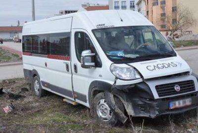 Eskişehir'de özel bir okulun öğrencilerini taşıyan servis minibüsü ile otomobil