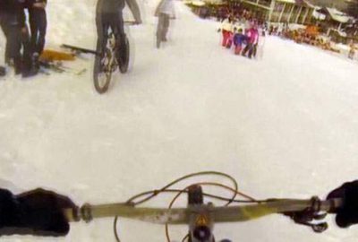 Teleferikle Uludağ’a çıkıp karın üzerinde bisiklet sürdüler