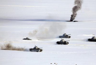 Karlar üzerinde nefes kesen tatbikat