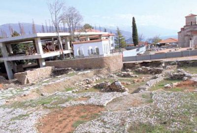 Tarihi cami üzerine papaz okulu