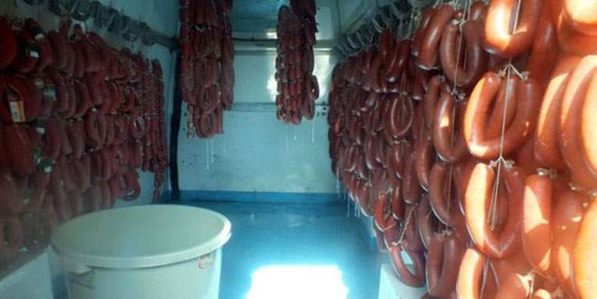 300 kilo bozuk sucuk ele geçirildi