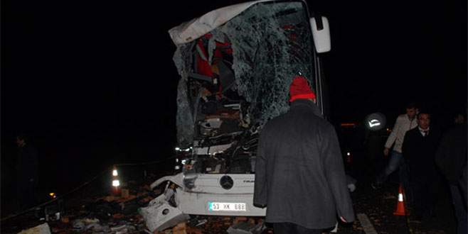 Otobüsle kamyon çarpıştı: 2 ölü