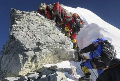 Dünyanın en yüksek dağı olan Everest’in başı dağcılarla dertte. Dağcıların