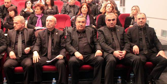 Meclis üyeleri kadınlar için siyah giyindi