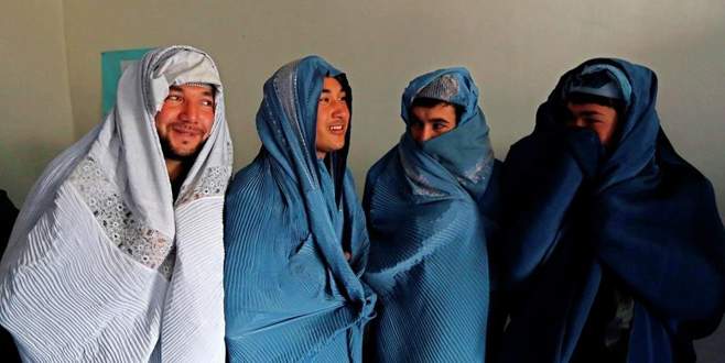 Afgan erkekler burka giydi