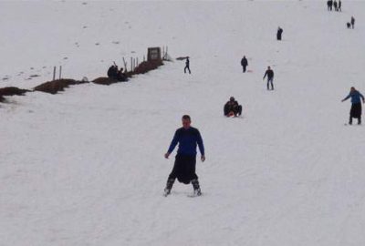Şalvarlı kayakçılar kayak merkezinin tadını çıkardı