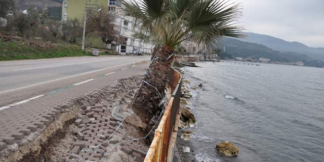 Fırtına Kurşunlu sahillerini dağıttı