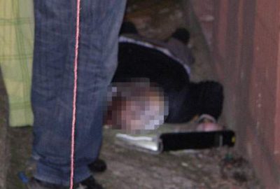 Arkadaşını öldürdü, bacak bacak üstüne attı!