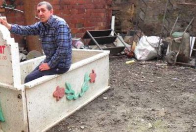 Evin bahçesine mezar yaparak içine girdi!.. Nedeni ise!..