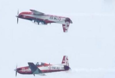 Gösteri uçakları havada çarpıştı