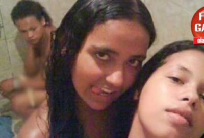 Arkadaşına poz verirken…