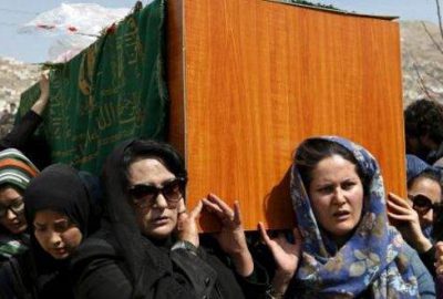 Linç edilen Afgan kadının tabutunu kadınlar taşıdı