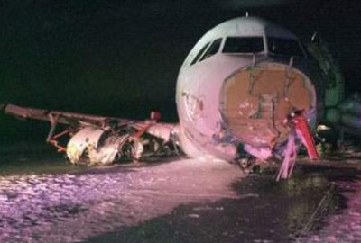 Uçağın iniş takımları açılmadı!