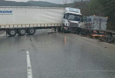 Bursa’da anayolda kayan TIR korkuttu