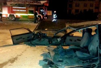Kazada otomobil ikiye bölündü