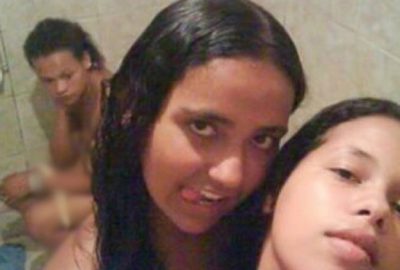 Arkadaşına poz verirken…