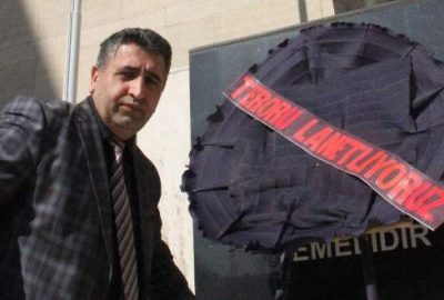 Şehit savcı için adliyeye siyah çelenk