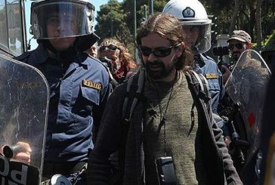 İktidar karşıtları mecliste gösteri yaptı