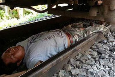 Trenin önüne atladı ama, burnu bile kanamadı