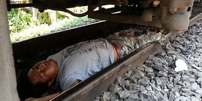 Trenin önüne atladı ama, burnu bile kanamadı