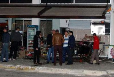 Antalya'da aşırı hız yüzünden virajı alamayan otomobil yoldan çıkıp pastaneye
