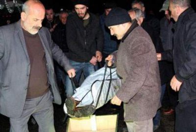 Zonguldak'ın Kozlu İlçesi'nde 55 yaşındaki Ekmel Karakaya, arı kovanlarının yanında