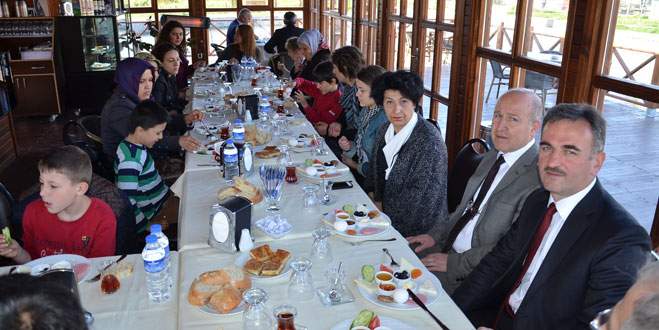 Gemlik Belediyesi’nden özel öğrencilere kahvaltı
