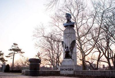 Gizlice büstünü diktiler