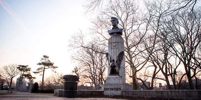 Gizlice büstünü diktiler