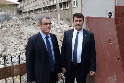 Deprem riski taşıyan  Defterdarlık binası yıkıldı