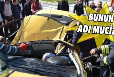 Tekirdağ'ın Çerkezköy İlçesi’nde elektrik direğine çarparak hurda yığınına dönen otomobilin