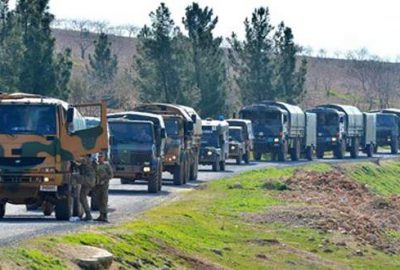 Diyarbakır Silvan'da baraj inşaat alanına iş makinesi taşıyan bir TIR