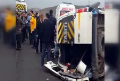 Ankara’da kamyonet ile işçi servisinin çarpışması sonucu meydana gelen trafik