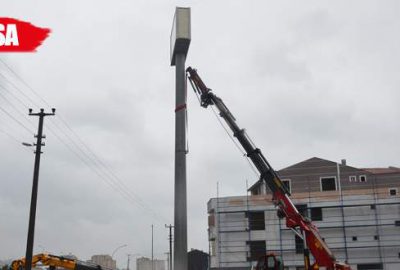 Belediye, reklam panosuna gizlenen baz istasyonunu yıktı