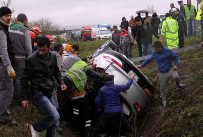 Sakarya'da TEM otoyolunun Arifiye geçişinde, yolun yağıştan kayganlaşması sonucu kontrolden