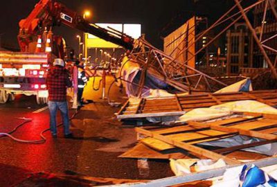 İstanbul Mecidiyeköy'de reklam panosu, D-100 karayoluna devrildi.