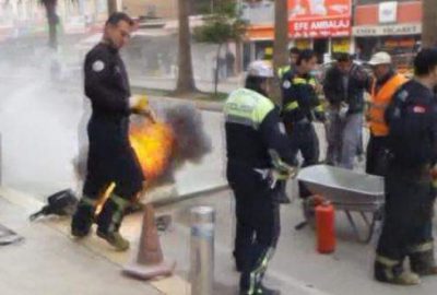 Adana’da sinyalizasyon ekiplerinin yaptığı çalışma sırasında yer altındaki elektrik şebekesi