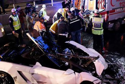 İstanbul Beylikdüzü E-5 karayolunda kontrolden çıkan ve bir başka otomobile
