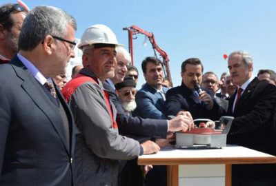 Bakan Çelik, babasıyla temel attı