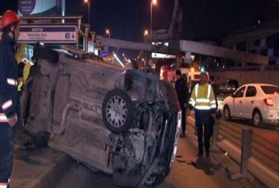 E-5 Karayolu Merter mevkinde kontrolden çıkan hafif ticari araç, bariyerleri