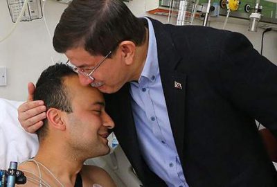 Başbakan Davutoğlu, Ağrı'da teröristlerle girdikleri silahlı çatışmada yaralanan ve tedavileri