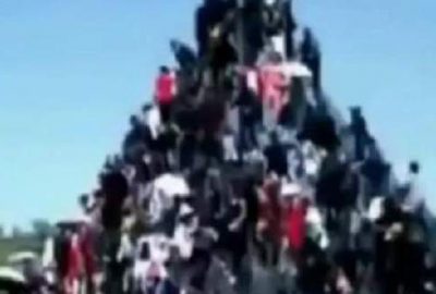 100 kişinin tırmandığı piramit çöktü!