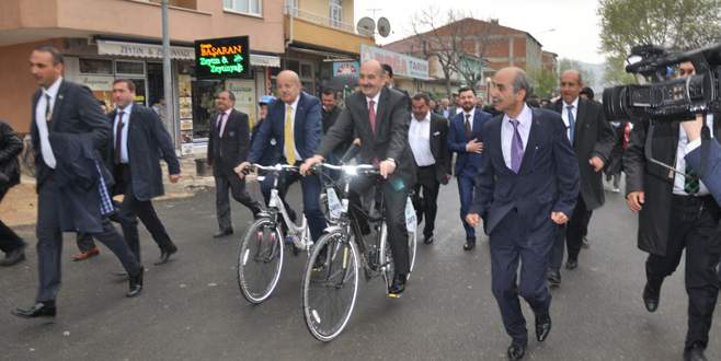 Sağlık bakanı bisiklete bindi, vatandaş ile kahvaltı yaptı