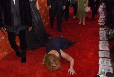 Kırmızı halıda emekledi